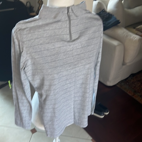 Adorable Lacoste long sleeve tee with collar and zip closure in back. Size S. - Picture 3 of 3